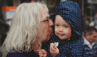 Une grand-mère et un bébé en train de tirer la langue dans une rue de Genève, par Zohra Elmes