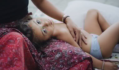 un enfant regarde vers le photographe par zohra elmes