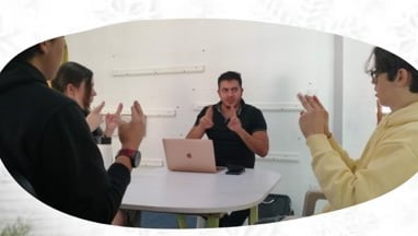 Esto es una clase de lenguaje de señas.