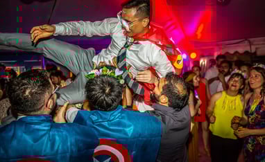 novio en la fiesta