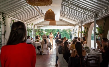 novios entrando al salon