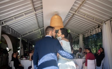 los novios a la entrada del salón