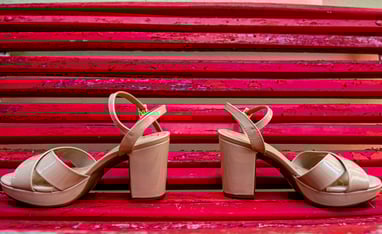 zapatos de la novia sobre un banco rojo fotografos de casamientos