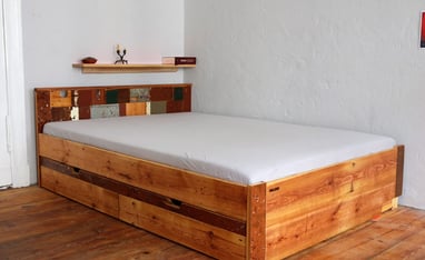 Dielerei Doppelbett mit zwei Bettkästen