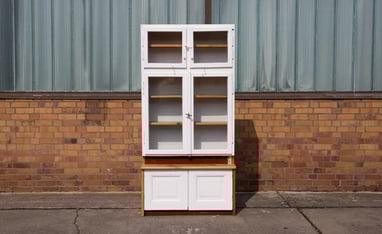 DIELEREI Vitrinenschrank mit alten fenstern