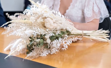 Gros plan d'un bouquet de fleurs séchées lors d'une cérémonie civile à Eysines