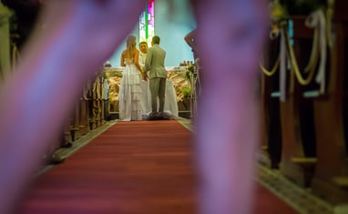 Novios en el altar