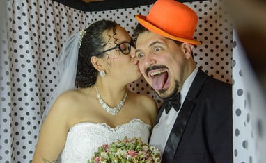 novios en la cabina de fotos