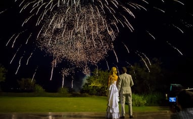 Novios disfrutando de los fuegos artificiales