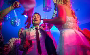 Novios disfrutando su fiesta