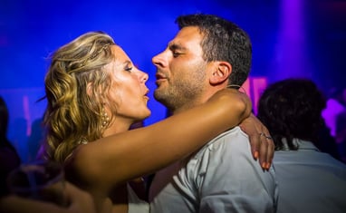 novios en su fiesta