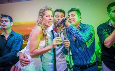 Novios cantando con La Barra