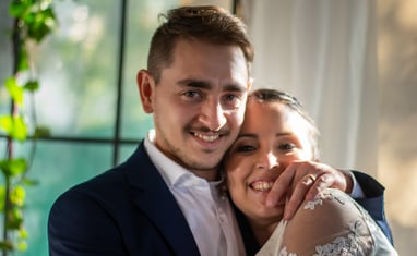 pareja de novios abrazados