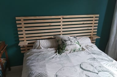 tête de lit bois avec tablettes