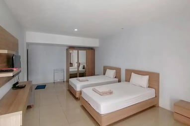 flazale reddoorz flash sale a bedroom with two beds and a television