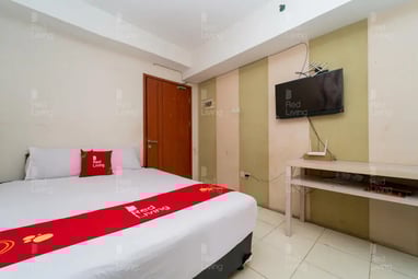 flazale reddoorz flash sale promo a bed room with a television and a television