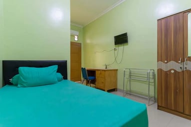 flazale reddoorz flash sale promo a bed room with a bed and a television