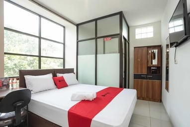 flazale reddoorz flash sale promo a bed room with a bed and a desk