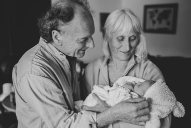 Un couple de grands parents sourient en voyant leur petite fille qui vient de naître, Zohra Elmes