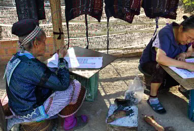 cụ bà vẽ sáp ong