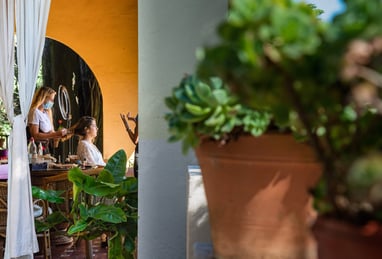 novia peinándose fotografos de casamientos