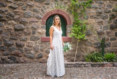 novia posando con su vestido bride