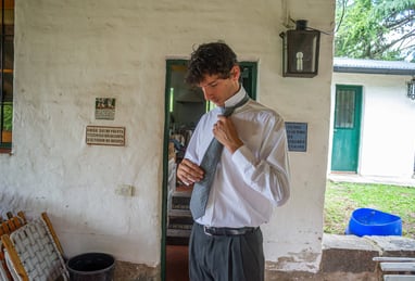 novio haciéndose el nudo de la corbata groom