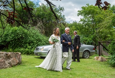 novia llegando con su papá al altar