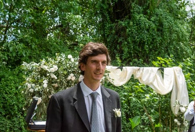 novio esperando a la novia en el altar