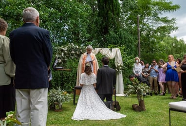 novios en el altar