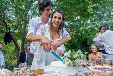 los novios cortando el pastel