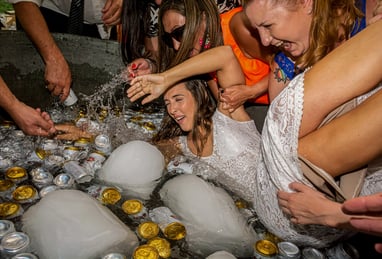 la novia es metida al agua por amigas fotografía de casamientos