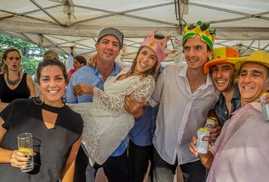 la novia y el novio con un grupo de amigos