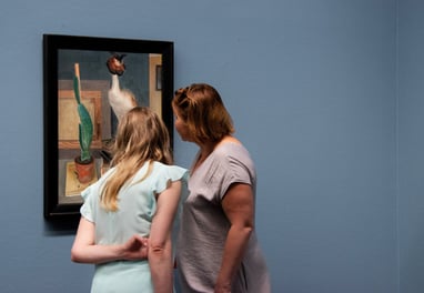 People looking slowly at artworks and experiencing art therapy in Albertina Museum