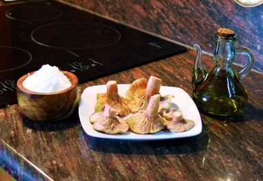 plato de setas rovellones con aceite y sal