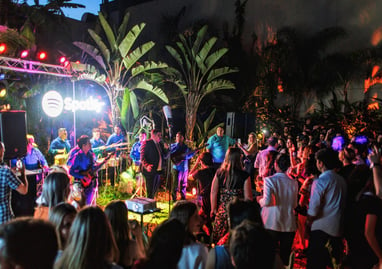 Imagen nocturna del concierto de la banda "Nueva Luna" en la fiesta de fin año de Spotify