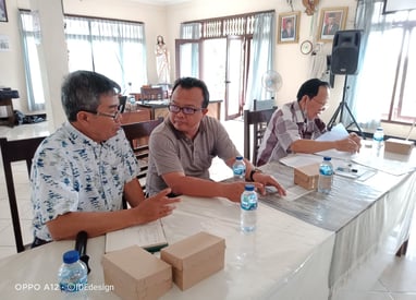 Paskalis I Nyoman Widastra bersama ketua DPP Paroki Tuka dan Narasumber