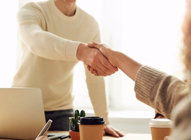 poignée de main entre un thérapeute ou gérant de spa, institut de beauté et son client