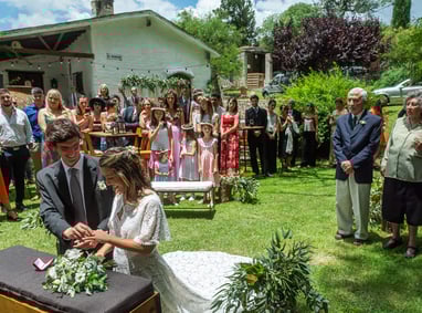 novio colocando el anillo a la novia