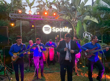 Concierto de la banda "Nueva Luna" en la fiesta de fin año de Spotify