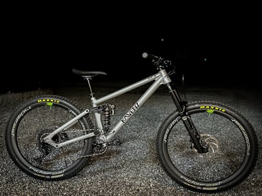 Kavenz VHP16 med EXT Racing Shox dempere, ERA V2 og Storia lok V3