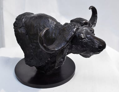 Oeuvre d'art tête de buffle en bronze par artiste animalier