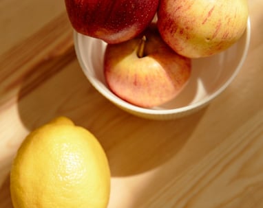 manzanas y limón para blanquear los dientes