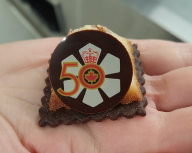 un chocolat portant le logo du 50e anniversaire de l'Ordre du Canada