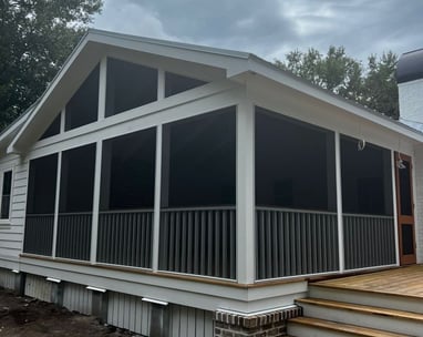 No-spline, self-stretching screen system that allows for large panels and easy repairs. 