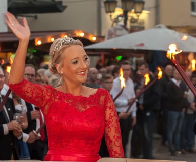 Ob Weinkönigin, Weinprinzessin, Gruppe des Winzerumzugs, Karnevalsgruppen...