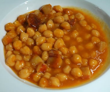 potaje de garbanzos en plato