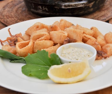 calamares a la romana con limón y salsa