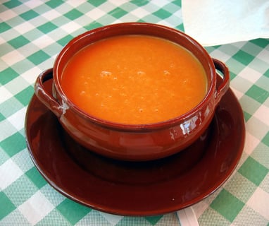 gazpacho andaluz en cazuela de barro