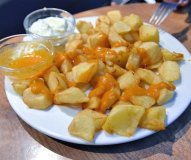 patatas bravas con salsa de tomate y mayonesa